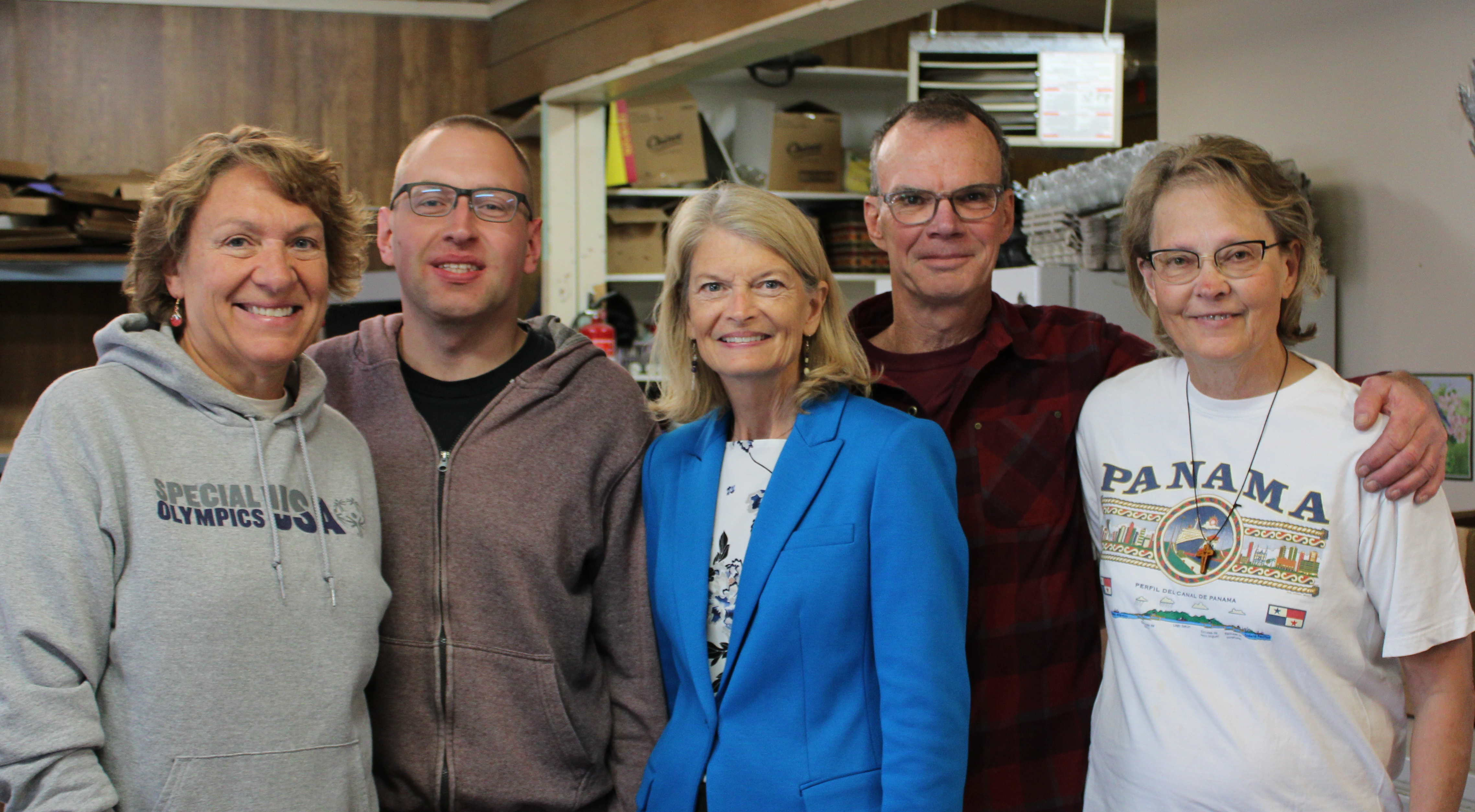 murkowski with volunteers